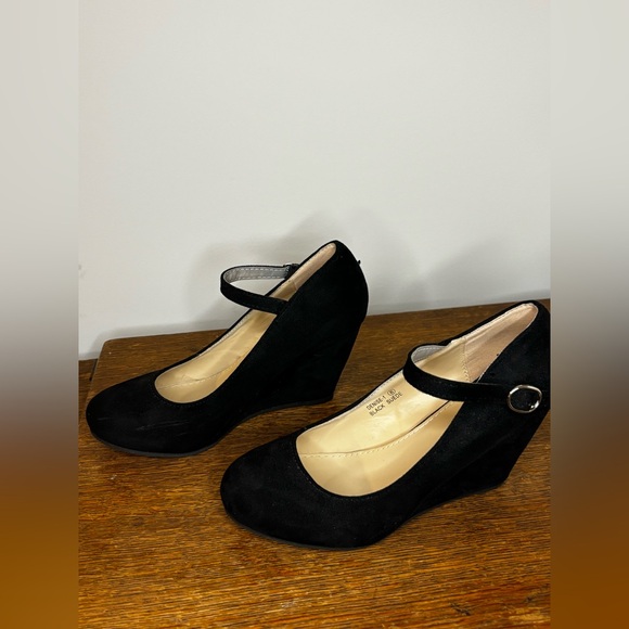 Black Wedge Mary Jane Shoes, 6.5 - Picture 4 of 6